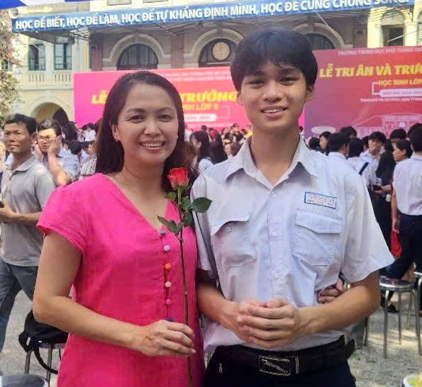 c965b9560ccbb895e1da-174976944-8497-1326-1749769901 Long cùng mẹ trong lễ tri ân và trưởng thành cuối năm lớp 9. Ảnh: Nhân vật cung cấp