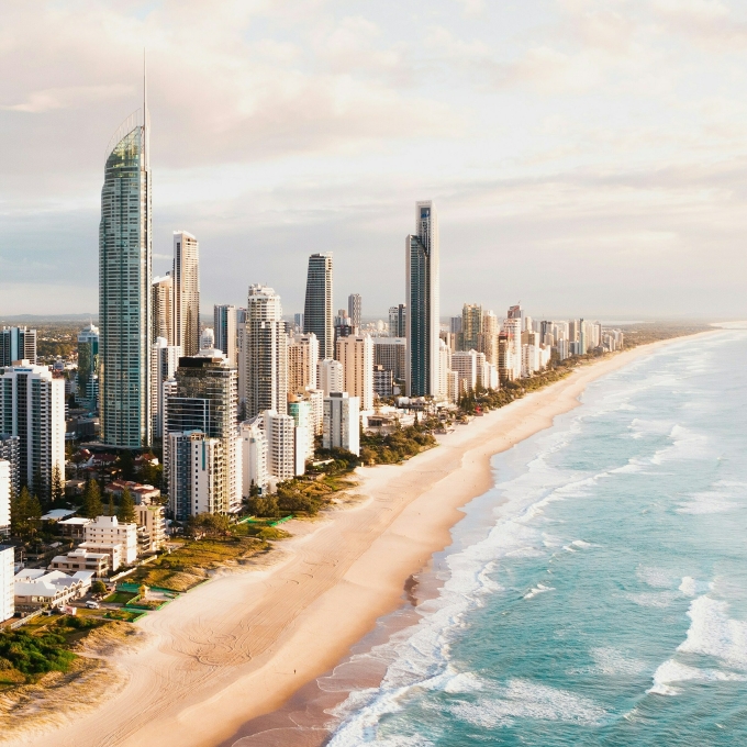 caleb-mkwbmtdszes-unsplash-175-6029-1830-1750751826 Bãi biển trong xanh tại Gold Coast, phù hợp cho người đam mê thể thao mạo hiểm. Ảnh: Unsplash