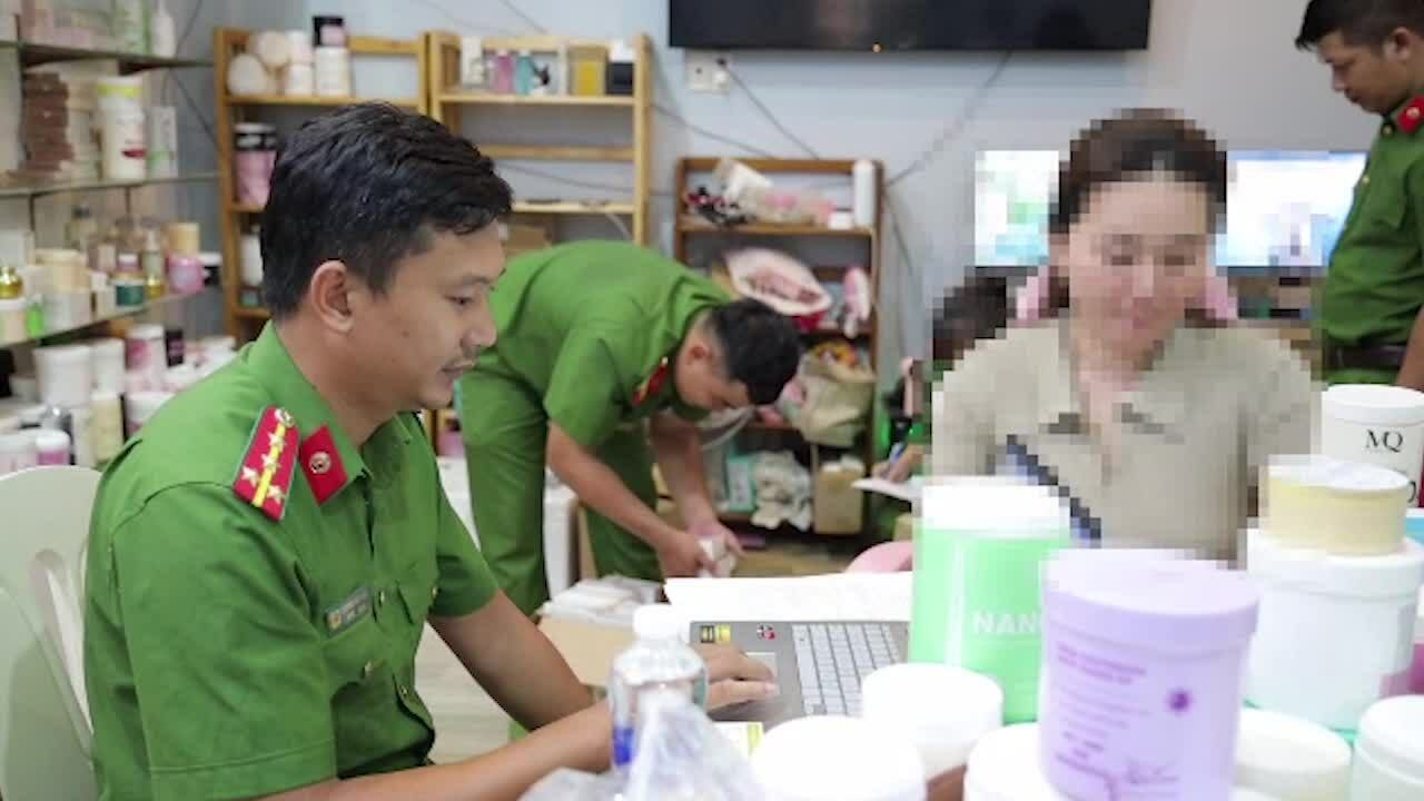 canh-sat-bat-duong-day-san-xuat-kem-tron-livestream-tren-man-1749906853 Cảnh sát bắt đường dây sản xuất kem trộn livestream trên mạng