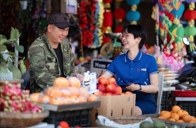 capturesdfds-jpg-1750666932-7540-1750667061 Nhân viên hỗ trợ tiểu thương tiếp cận giải pháp thanh toán số. Ảnh: MB