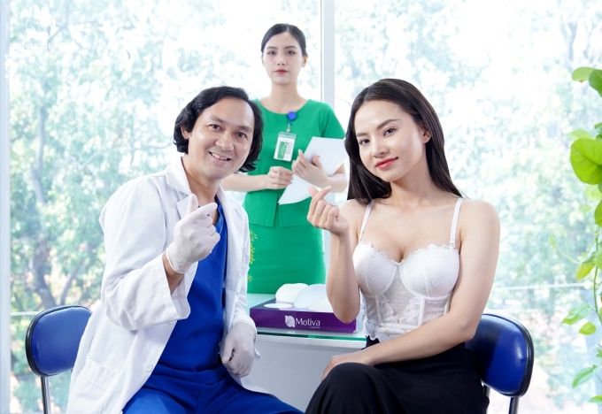 cb-1750757562-6764-1751007556 Ca sĩ Ngô Lan Hương luôn lựa chọn Thu Cúc để hoàn thiện nhan sắc. Ảnh: Thu Cúc