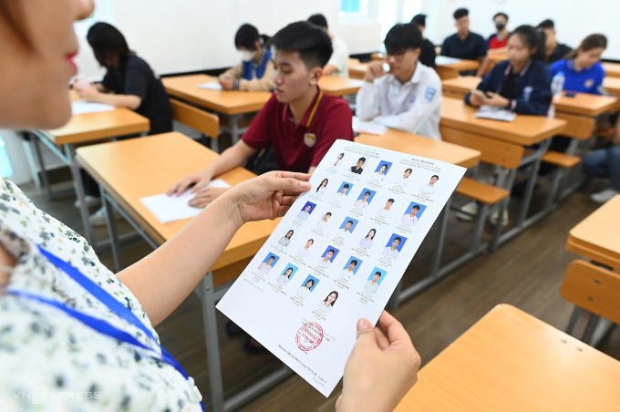 cf3bececab271c794536-175084034-6874-5700-1750852147 Cán bộ coi thi điểm danh thí sinh trong buổi làm thủ tục dự thi tốt nghiệp THPT, chiều 25/6. Ảnh: Giang Huy