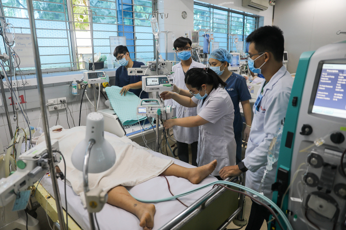 cg2a6786-1749892218-1749892273-9648-1749892299 Bác sĩ bệnh viện Bệnh Nhiệt đới TP HCM điều trị một bệnh nhân sốt xuất huyết. Ảnh: Quỳnh Trần