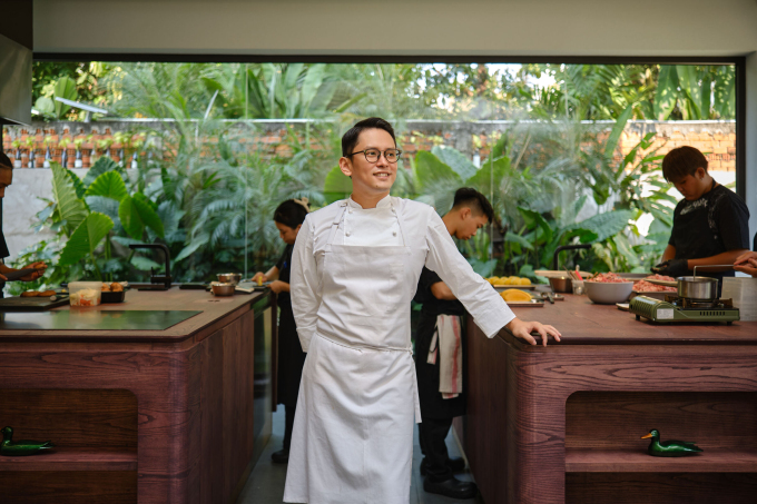 chef-1-1749131400-3135-1749132-4861-9694-1749142079 Bếp trưởng Lê Việt Hồng tại căn bếp nhà hàng. Ảnh: CieL