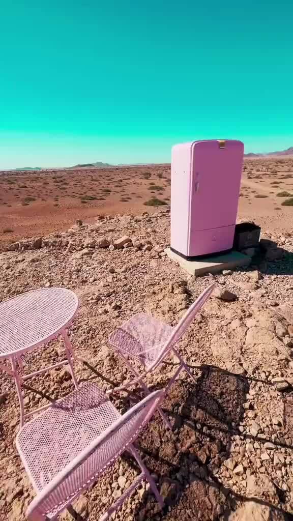 chiec-tu-lanh-don-doc-giua-sa-mac-namibia-1751272627 Chiếc tủ lạnh đơn độc giữa sa mạc Namibia