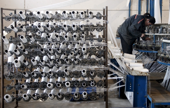 china-pmi-1751275245-7659-1751275467 Công nhân làm việc trong nhà máy ở An Huy (Trung Quốc). Ảnh: Reuters