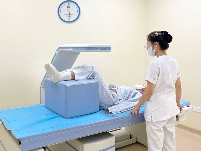 chup-dexa-1-1749788065-4430-1749788585 Chị Minh được đo mật độ xương Dexa tại Bệnh viện Đa khoa Tâm Anh. Ảnh: Bệnh viện cung cấp