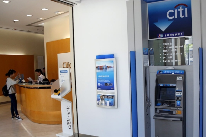 citigroup-reuters-1749111507-9312-1749111930 Cây rút tiền bên ngoài một chi nhánh của Citibank ở Trung Quốc. Ảnh: Reuters
