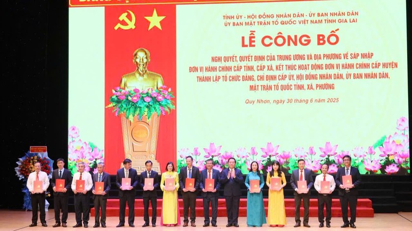 Đồng chí Nguyễn Trọng Nghĩa - Ủy viên Bộ Chính trị, Bí thư Trung ương Đảng, Trưởng Ban Tuyên giáo và Dân vận Trung ương trao các quyết định chỉ định UV, chủ nhiệm, phó chủ nhiệm UBKT tỉnh Gia Lai nhiệm kỳ 2020-2025