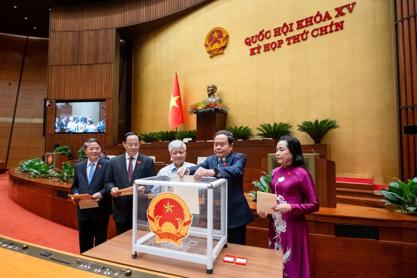 Chủ tịch Quốc hội và các lãnh đạo Quốc hội bỏ phiếu. (Ảnh: Cổng TTĐTQH)