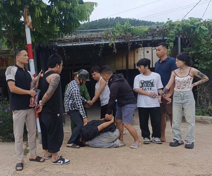 cuop-jpeg-1749705908-6478-1749705935 Nhóm nghi phạm bị cảnh sát khống chế. Ảnh: Lam Sơn