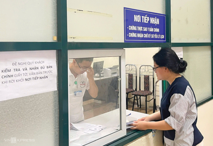 d0838339ff2b4b75123a4-17512555-2481-9488-1751255799 Người dân làm thủ tục công chứng tại Phòng công chứng số 3, quận Cầu Giấy, Hà Nội. Ảnh: Phạm Dự