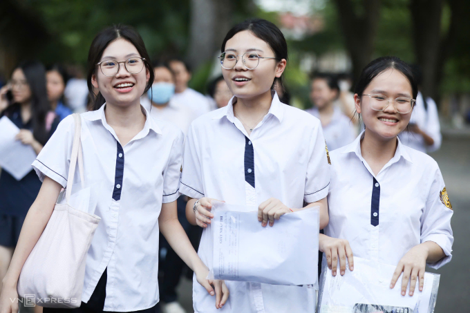 d49254f9-e0c0-4ce3-a30f-72af7b-9295-4970-1749312171 Học sinh Hà Nội sau khi hoàn thành bài thi môn Ngoại ngữ vào lớp 10, ngày 7/6. Ảnh: Tùng Đinh