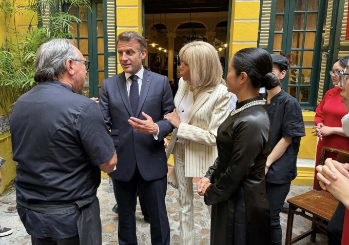 da-u-be-p-ba-t-tay-to-ng-tho-n-7525-4777-1748485633-1 Vợ chồng Tổng thống Pháp Macron bắt tay thân mật đầu bếp Didier Corlou (áo đen trá). Ảnh: NVCC