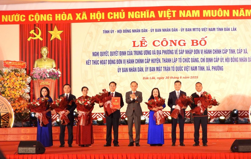 Ông Lê Hoài Trung - Bí thư Trung ương Đảng, Chánh Văn phòng Trung ương Đảng trao quyết định chỉ định Bí thư, Phó Bí thư Tỉnh uỷ Đắk Lắk mới.