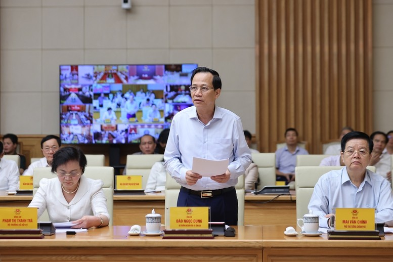 Bộ trưởng Bộ Dân tộc và Tôn giáo Đào Ngọc Dung báo cáo kết quả thực hiện công tác xóa nhà tạm, nhà dột nát trên phạm vi cả nước. (Ảnh: VGP)