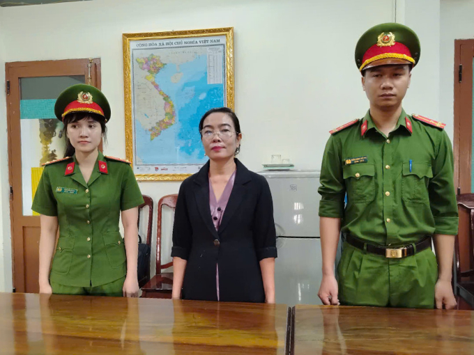 dathao-1749457661-8633-1749457730-1 Bà Đặng Thị Hòa Hiệp tại cơ quan điều tra. Ảnh: Công an tỉnh Phú Yên