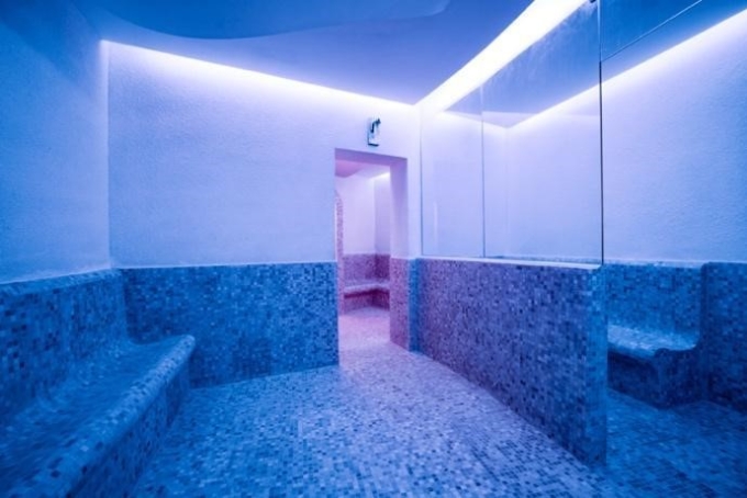 djndnd-1750911138-4086-1750911386 Sau khi xông nóng trong phòng xông hơi đá muối Himalaya, du khách có thể hạ nhiệt cơ thể trong hầm băng tại spa ESC. Ảnh: Radisson Blu Resort, Cam Ranh