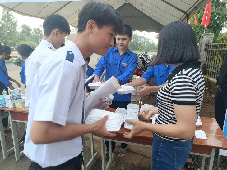 doitinhnguyenhucvubuasangmienphoi-17509123531021061036588 tốt nghiệp - Ảnh 12.