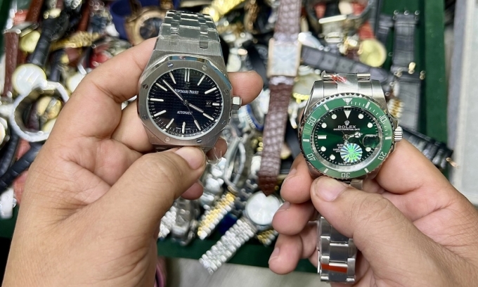 dong-ho-nghi-gia-ban-o-sg-squa-6356-6584-1749125675 Đồng hồ nghi giả nhãn hiệu Rolex được bán tại Saigon Square. Ảnh: Quản lý thị trường