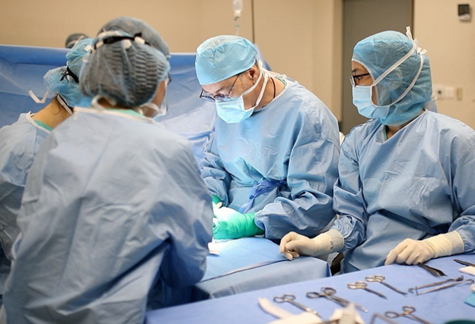 dr-stephane-guero-20245-175014-7016-9537-1750150279 Bác sĩ Stéphane Guero phẫu thuật bàn tay cho bệnh nhi. Ảnh: Bệnh viện cung cấp