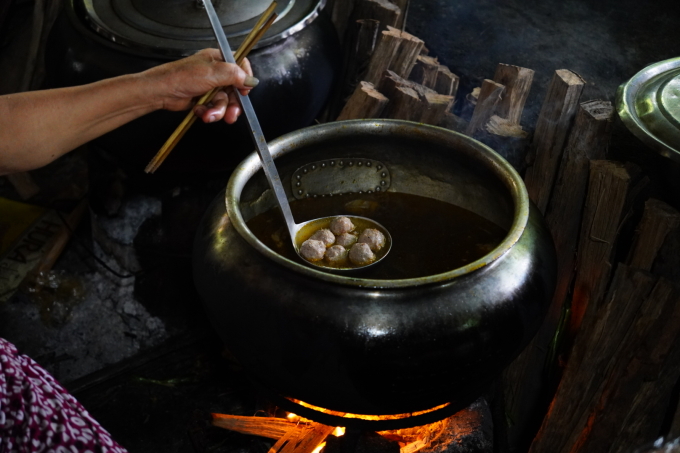 dsc08189-jpg-1749484882-4633-1749485846 Phần chả bò được chủ quán giã bằng tay. Ảnh: Tuấn Anh