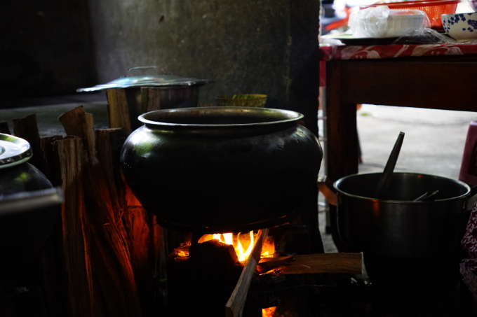 dsc08196-jpg-1749484802-6642-1749485846 Bún bò được nấu trên bếp củi tại quán. Ảnh: Tuấn Anh