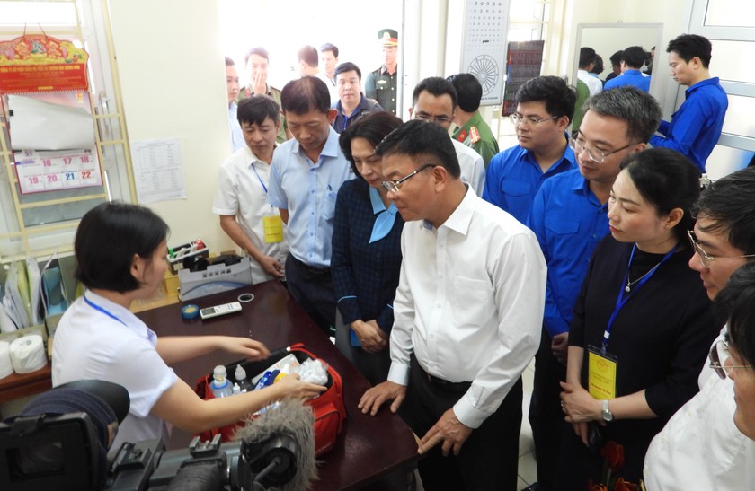 Phó Thủ tướng Chính phủ Lê Thành Long kiểm tra tại Trường THPT Hòn Gai - điểm thi có số lượng thí sinh cao thứ 2 của tỉnh Quảng Ninh.