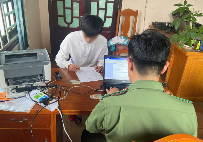 e1eed1d2db396c673528-175102609-9952-1548-1751026147 Nam sinh (áo trắng) tường trình sự việc. Ảnh: Lê Tiến