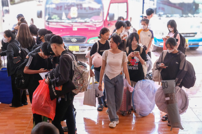 e2ab8700-268c-46d9-b870-0b21ba-9392-7552-1750903418 Học sinh trường THPT Sơn Động 3 khăn gói tới trường THCS Cẩm Đàn, chiều 25/6. Ảnh: VH