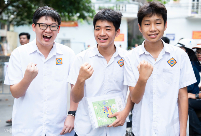 ebf8b645-eddf-4b1e-ae61-5f65a1-7849-3159-1749270378 Học sinh rạng rỡ sau khi hoàn thành bài thi môn Văn vào lớp 10 ở Hà Nội, trưa 7/6. Ảnh: Tùng Đinh