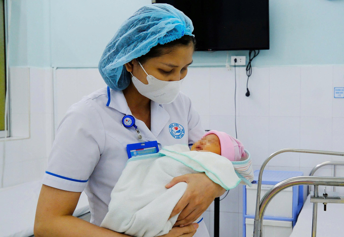 em-be-1750829503-1750829517-17-2983-6001-1750829861 Bé gái trong vòng tay nhân viên y tế. Ảnh: Bệnh viện cung cấp