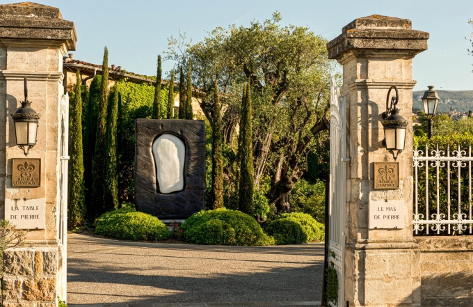 entree-du-domaine-scaled-2-174-3968-7826-1749806517 Cổng của khách sạn 5 sao Le Domaine du Mas de Pierre. Ảnh: Elisabeth Rossolin