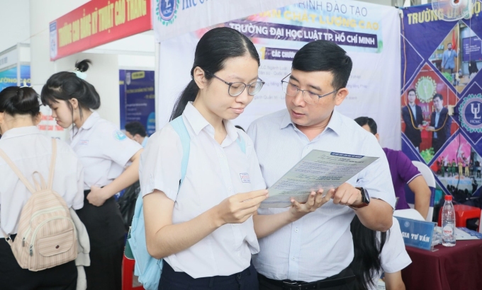f85e99f2-ca31-4bbc-b813-82d7d1-8021-2920-1749882831 Thí sinh ở Đồng Nai tìm hiểu thông tin tuyển sinh của Đại học Luật TP HCM, ngày 17/2. Ảnh: ULAW