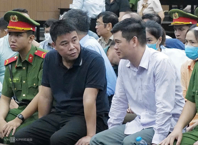 fb3bb2b8a27a15244c6b-175086427-7788-6385-1750869060-1 Nguyễn Văn Hậu (áo đen) trò chuyện cùng bạn, giám đốc Trần Hữu Định trước khi tòa làm việc, ngày 25/6. Ảnh: Ngọc Thành