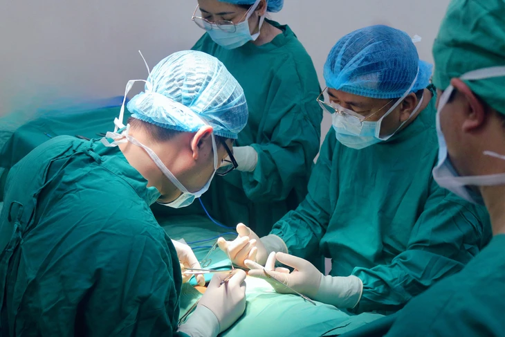 final-2-17507359770901689643914 Phẫu thuật cho 2 bé trai ở Đà Lạt bị vùi dương vật bẩm sinh - Ảnh 1.