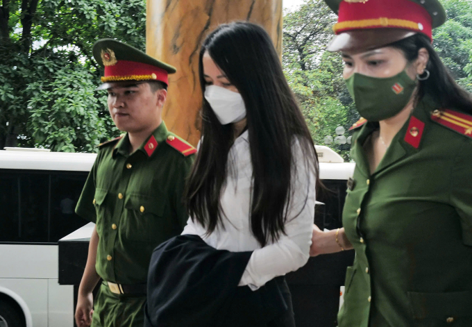 flc-phuc-tham-4-1750122734-175-9761-5600-1750122817 Bị cáo Trịnh Thị Thúy Nga, em gái ông Quyết. 26/50 bị cáo đã có kháng cáo, sau phiên tòa sơ thẩm. Ảnh: Ngọc Thành