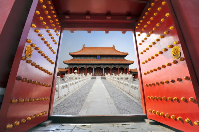 forbidden-city-beijing-2022-03-4929-7225-1750147104 Cánh cổng với 81 chiếc đinh ở Tử Cấm Thành. Ảnh: Hungchungchih/Dreamstime