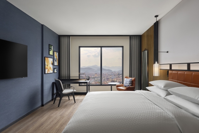 fphg-deluxe-king-room-17498086-4231-9417-1749823661 Không gian nội thất của hạng phòng Delux King tại khách sạn. Ảnh: Nguồn