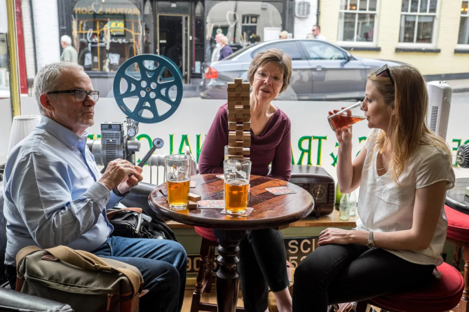 g13ae0-1749972375-8833-1749972426 Khách chơi trò rút gỗ trong quán bar. Ảnh: Infrequent_Flyer/Alamy Stock Photo