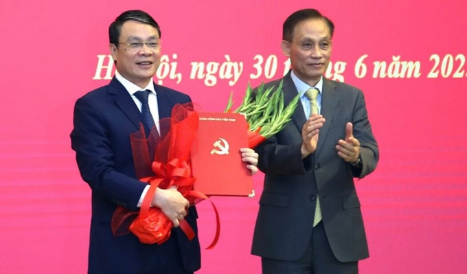 gen-h-z6757715186748-5327232af-6259-9092-1751293151 Ông Đặng Khánh Toàn nhận quyết định giữ chức Phó chánh Văn phòng Trung ương Đảng, chiều 30/6. Ảnh: Đảng Cộng sản