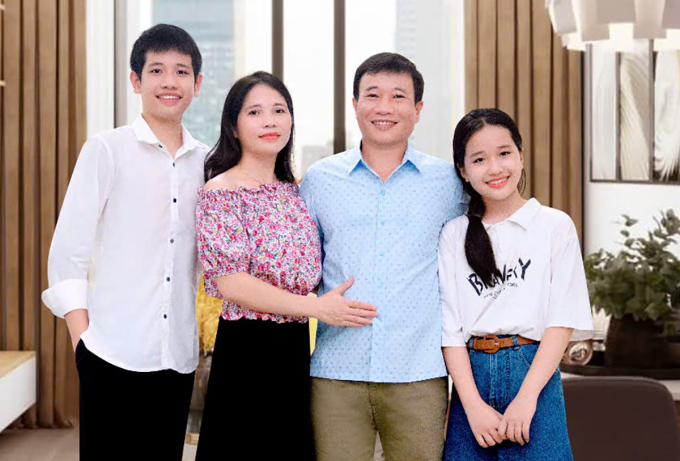 gia-dinh-bao-trang-1750245708-9270-1750247863 Bảo Trang chụp ảnh kỷ niệm cùng các thành viên trong gia đình. Ảnh: Hoài Thương