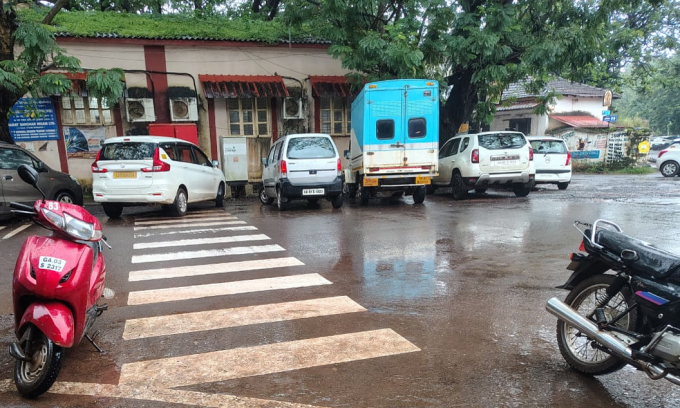 goa-1-1750220866-2698-1750221068 Ôtô đỗ bên một con đường ở Goa. Ảnh: Prakash W. Kamat