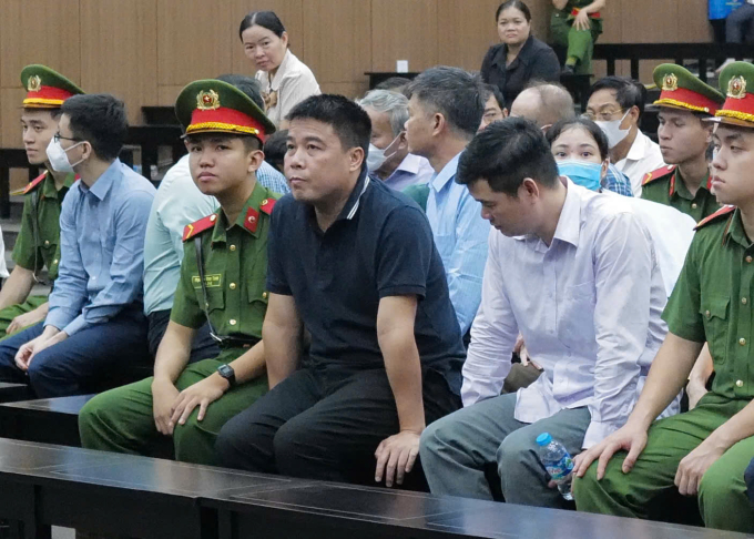 ha-u-jpeg-1750821374-8818-1750821570 Nguyễn Văn Hậu (áo phông đen) tại tòa sáng nay. Ảnh: Ngọc Thành