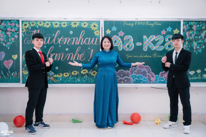 hai-nam-sinh-cung-co-giao-doan-7679-8855-1750731767 Hai nam sinh cùng cô giáo Đoàn Hạnh. Ảnh: Nhân vật cung cấp