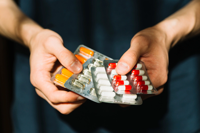 hands-holding-pills-package-62-4949-2707-1750154114 Tự ý dùng thuốc và sử dụng thuốc không hợp lý khiến bệnh nặng hơn. Ảnh: Freepik