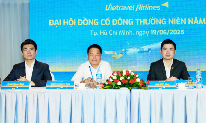 hi-nh-1-1750521956-1750521992-2909-6144-1750522182 Chủ tịch Vietravel Airlines Đỗ Vinh Quang (ngoài cùng bên phải) và Phó chủ tịch SHB Đỗ Quang Vinh (ngoài cùng bên trái) tại phiên họp thường niên Vietravel Airlines hôm 19/6. Ảnh: Vietravel Airlines