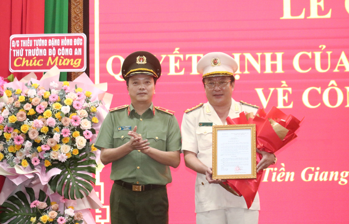 hi-nh-1-copy-1749737319-3447-1749737480 Thứ trưởng Đặng Hồng Đức trao qyết định điều động cho Đại tá Lâm Phước Nguyên. Ảnh: Nam An