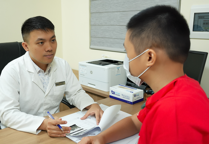 hieu-1749631328-3614-174963144-8449-2111-1749684884 Bác sĩ Dương kiểm tra tình trạng sức khỏe tinh thần của người bệnh trong một lần tái khám. Ảnh: Bệnh viện Đa khoa Tâm Anh