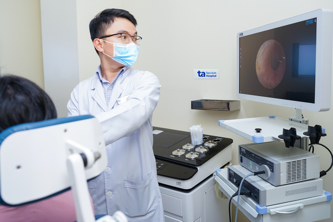 hinh-1-6-1750124187-1750124204-3396-1750124372 Bác sĩ Nguyên nội soi tai kiểm tra sau khi vệ sinh tai sạch sẽ cho chị Liên. Ảnh: Bệnh viện Đa khoa Tâm Anh